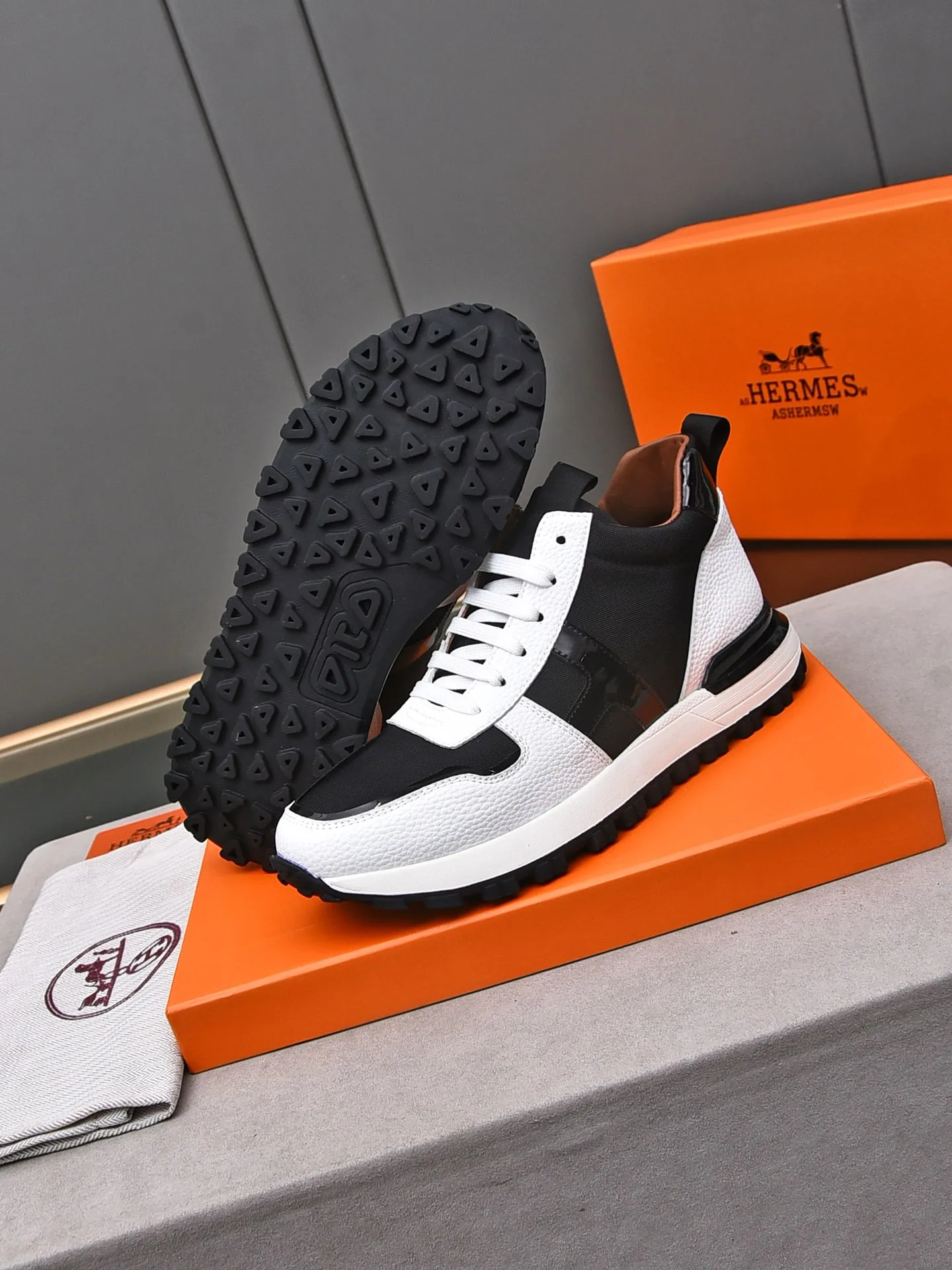 📛📛📛PPP480 (Hermes high-top)🆕Men's color-blocked sneakers, decorated with textured calfskin details. Spliced ​​with original cowhide, this shoe draws inspiration from the equestrian world, integrating technical details and practical functions. Breathable sheep lining, rubber wear-resistant outsole, high-end quality, every detail is perfectly combined! Size: 38-44 (45 can be customized)